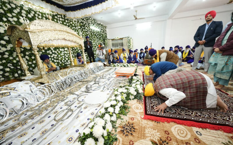 ਮੁੱਖ ਮੰਤਰੀ ਮਾਨ ਨੇ ਨਿੱਜੀ ਤੌਰ ‘ਤੇ ਵਿਰੋਧੀ ਆਗੂਆਂ ਨੂੰ ਸੱਦਾ ਦੇ ਕੇ  ਦਿੱਤਾ ਏਕਤਾ ਦਾ ਸੁਨੇਹਾ , ਇਹ ਸਾਬਤ ਕੀਤਾ ਕਿ ਗੁਰੂ ਦੇ ਦਰਬਾਰ ਵਿੱਚ ਕੋਈ ਰਾਜਨੀਤੀ ਨਹੀਂ