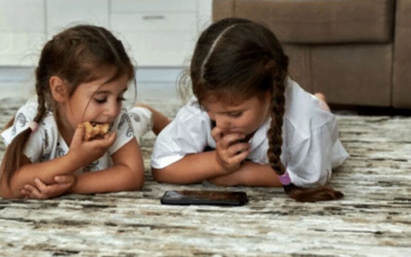 ਮੋਬਾਈਲ ਦੀ ਲਤ: ਛੋਟੀ ਉਮਰ ‘ਚ ਫ਼ੋਨ ਦੀ ਵਰਤੋਂ ਮਾਨਸਿਕ ਤੇ ਸਰੀਰਕ ਸਿਹਤ ਲਈ ਖ਼ਤਰਾ