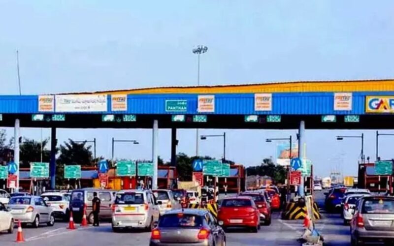 15 ਨਵੰਬਰ ਤੋਂ ਟੋਲ ਪਲਾਜ਼ਿਆਂ ‘ਤੇ ਨਵੇਂ ਨਿਯਮ ਲਾਗੂ: FASTag ਤੋਂ ਬਿਨਾਂ ਲੋਕਾਂ ਲਈ ਦੁੱਗਣਾ ਟੋਲ ਚਾਰਜ; UPI ਵਰਤਣ ਵਾਲਿਆਂ ਲਈ ਰਾਹਤ