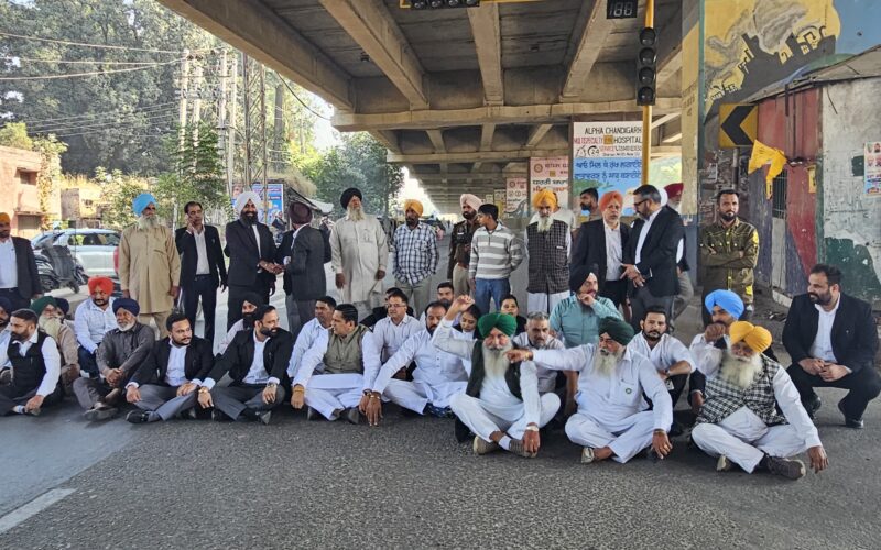 ਮੋਹਾਲੀ ਦੇ 35 ਪਿੰਡ ਰੋਪੜ ਨਾਲ ਜੋੜਨ ‘ਤੇ ਭੜਕੇ ਵਸਨੀਕ: ਖਰੜ ‘ਚ ਚੱਕਾ ਜਾਮ, ਪੰਜਾਬ ਸਰਕਾਰ ਨੂੰ ਬੁੱਧਵਾਰ ਤੱਕ ਅਲਟੀਮੇਟਮ