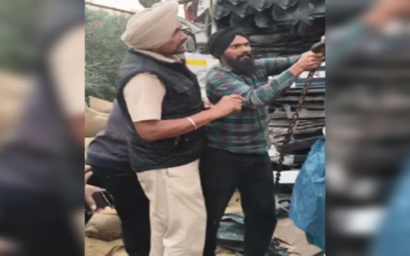 ਖੰਨਾ ‘ਚ ਜੀ. ਟੀ. ਰੋਡ ‘ਤੇ ਰੂਹ ਕੰਬਾਊ ਹਾਦਸਾ, 2 ਘੰਟਿਆਂ ਬਾਅਦ ਟਰਾਲੇ ‘ਚੋਂ ਕੱਢਿਆ ਡਰਾਈਵਰ