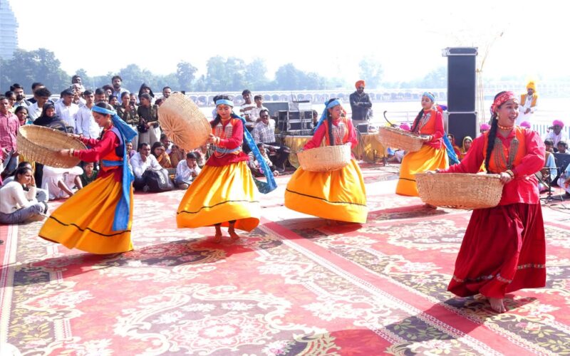 वाद्य यंत्रों की स्वर लहरियों और भारत के पारंपरिक लोक संगीत ने बांधा समां, ब्रह्मसरोवर के तटों पर लगा लोक कलाकारों का जमावड़ा