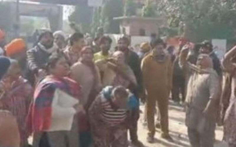 ਅੰਮ੍ਰਿਤਸਰ ਦੇ ਜੰਡਿਆਲਾ ਗੁਰੂ ਪੁਲਿਸ ਸਟੇਸ਼ਨ ‘ਚ 24 ਸਾਲਾ ਨੌਜਵਾਨ ਦੀ ਹੋਈ ਮੌਤ, ਪਰਿਵਾਰ ਨੇ ਥਾਣੇ ਬਾਹਰ ਕੀਤਾ ਪ੍ਰਦਰਸ਼ਨ