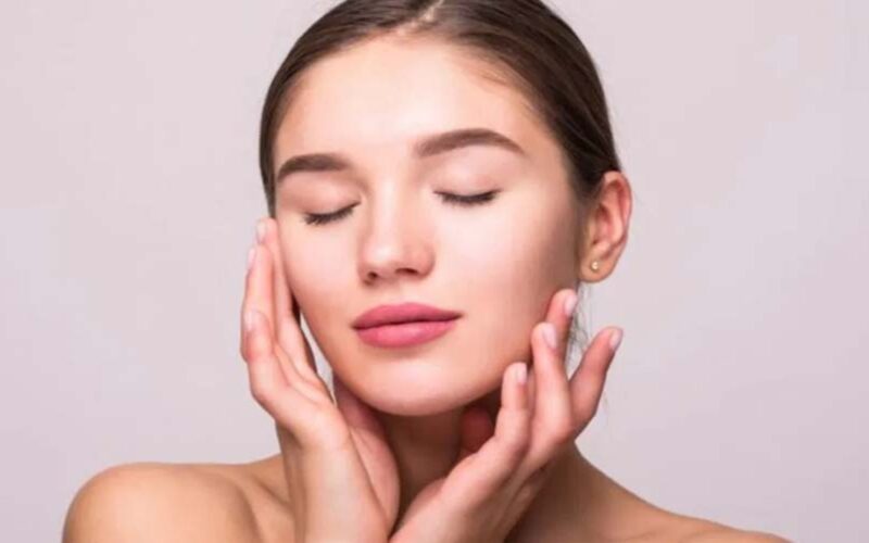 ਇੱਕ ਚਮੜੀ ਦੇ ਮਾਹਿਰ ਦਾ ਕਹਿਣਾ, ਕਿ ਇਹ ਰੋਜ਼ਾਨਾ ਦੀਆਂ ਆਦਤਾਂ ਤੁਹਾਡੀ ਚਮੜੀ ਨੂੰ ਕਾਲੀ ਬਣਾ ਰਹੀਆਂ