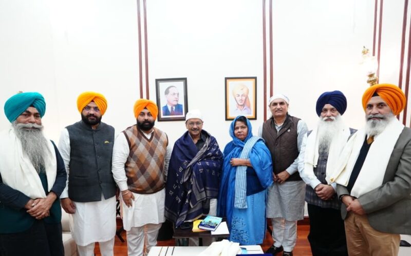 ਆਪ ਦੇ ਕੌਮੀ ਕਨਵੀਨਰ ਅਰਵਿੰਦ ਕੇਜਰੀਵਾਲ ਨੇ ਸਿੱਖ ਵਿਦਵਾਨਾਂ ਦਾ ਕੀਤਾ ਸਨਮਾਨ
