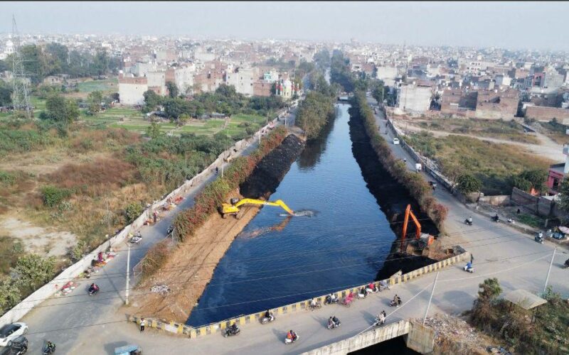 ਆਪ ਸਰਕਾਰ ਬਦਲਾਅ ਲਿਆਉਂਦੀ ਹੈ: ਸੰਸਦ ਮੈਂਬਰ ਸੰਤ ਸੀਚੇਵਾਲ ਦੀ ਅਗਵਾਈ ਹੇਠ, ਬੁੱਢਾ ਦਰਿਆ ਮੁੜ ਹੋਇਆ ਜੀਵਤ – ਪਾਣੀ ਨੂੰ ਸਾਫ਼ ਕਰਾ ਬਣਾਇਆ ਕਿਸ਼ਤੀਆਂ ਦੇ ਕਾਬਿਲ