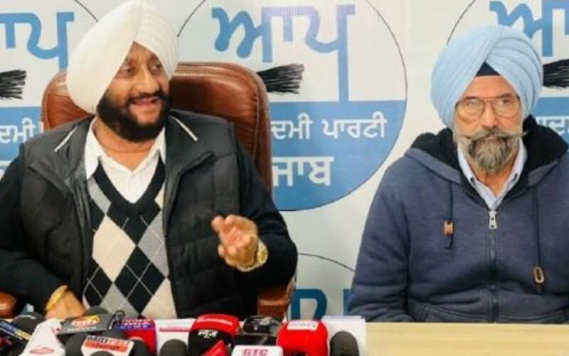 ਵਿਧਾਇਕ ਕੁਲਵੰਤ ਸਿੰਘ ਦੀ ਅਗਵਾਈ ਹੇਠ ਮੋਹਾਲੀ ‘ਚ ‘ਆਪ’ ਦਾ ਕਾਫਲਾ ਵਧਿਆ; ਵਿਰੋਧੀ ਪਾਰਟੀਆਂ ਨੂੰ ਛੱਡ ਕਈ ਪਰਿਵਾਰ ਪਾਰਟੀ ‘ਚ ਹੋਏ ਸ਼ਾਮਲ