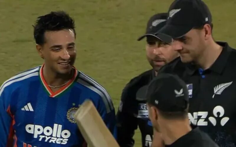 ਨਿਊਜ਼ੀਲੈਂਡ ਨੇ ਅਭਿਸ਼ੇਕ ਸ਼ਰਮਾ ਨੂੰ ਬੱਲੇਬਾਜ਼ੀ ਕਰਦੇ ਦੇਖ ਕੇ ਉਸ ਦੇ ਬੱਲੇ ਦੀ ਕੀਤੀ ਜਾਂਚ, ਵੀਡੀਓ ਵਾਇਰਲ