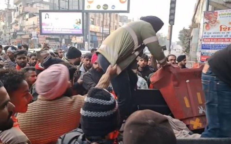 ਸੜਕ ਹਾਦਸੇ ‘ਚ ਬਜ਼ੁਰਗ ਦੀ ਮੌਤ, ਐਂਬੂਲੈਂਸ ਨਾ ਪਹੁੰਚਣ ਕਾਰਨ ਹੋਇਆ ਹੰਗਾਮਾ, ਮੌਕੇ ‘ਤੇ ਪਹੁੰਚੀ ਪੁਲਿਸ