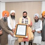 ਮੁੱਖ ਮੰਤਰੀ ਨਾਇਬ ਸਿੰਘ ਸੈਣੀ ਨੂੰ ਸੱਦਾ ਪੱਤਰ ਦੇਣ ਮੌਕੇ ਚੇਅਰਮੈਨ ਜਸਪਾਲ ਸਿੰਘ ਸਿੱਧੂ, ਸੁਖਵਿੰਦਰ ਸਿੰਘ ਸੋਨੂੰ, ਭਾਈ ਕੰਵਲਜੀਤ ਸਿੰਘ ਅਜਰਾਨਾ, ਭਾਈ ਹਰਸ਼ਦੀਪ ਸਿੰਘ ਰੰਧਾਵਾ ਤੇ ਡਾ.ਅਵਤਾਰ ਸਿੰਘ ਬੁੱਟਰ ਤੇ ਹੋਰ।