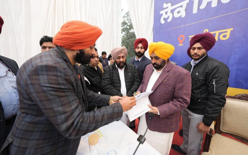 ਕੜਾਕੇ ਦੀ ਠੰਢ ਦੇ ਬਾਵਜੂਦ CM ਮਾਨ ਵੱਲੋਂ ਜਲੰਧਰ ‘ਚ ਲੋਕ ਮਿਲਣੀ, ਕਿਹਾ – ਲੋਕ ਮਿਲਣੀਆਂ ਪੰਜਾਬ ਦੇ ਵਿਕਾਸ ਨੂੰ ਤੇਜ਼ ਕਰਨ ਲਈ ਪ੍ਰੇਰਕ ਦਾ ਕੰਮ ਕਰਨਗੀਆਂ