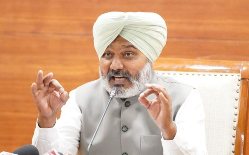 ਨਸ਼ਾ ਕਰਦਾ ਫੜਿਆ ਗਿਆ ਵਿਅਕਤੀ, ਚੀਮਾ ਨੇ ਕਿਹਾ—ਵੱਡੇ ਆਗੂਆਂ ਨਾਲ ਤਸਵੀਰਾਂ ਆਈਆਂ ਸਾਹਮਣੇ