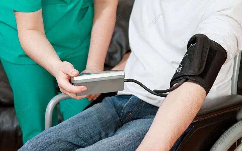 ਨੌਜਵਾਨਾਂ ‘ਚ ਵੱਧ ਰਿਹਾ ਹੈ ਹਾਈ ਬਲੱਡ ਪ੍ਰੈਸ਼ਰ, ਜਾਣੋ ਕਾਰਨ, ਲੱਛਣ ਅਤੇ ਰੋਕਥਾਮ