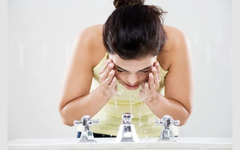 ਚਿਹਰਾ ਧੋਣ ਵੇਲੇ ਇਹ 5 ਆਮ ਗਲਤੀਆਂ ਤੁਹਾਡੀ ਚਮੜੀ ਨੂੰ ਬਣਾ ਸਕਦੀਆਂ ਖੁਸ਼ਕ, ਸਹੀ ਤਰੀਕਾ ਸਿੱਖੋ