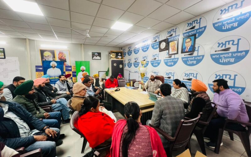 ਵਿਧਾਇਕ ਕੁਲਵੰਤ ਸਿੰਘ - ਮੁੱਖ ਮੰਤਰੀ ਸਿਹਤ ਬੀਮਾ ਯੋਜਨਾ ਦੀ ਰਜਿਸਟਰੇਸ਼ਨ ਕਰਵਾਉਣ ਦੇ ਲਈ ਲੋੜੀਂਦੀਆਂ ਮਸ਼ੀਨਾਂ ਸਬੰਧਿਤ ਨੂੰ ਸਪੁਰਦ ਕਰਨ ਦੌਰਾਨ।