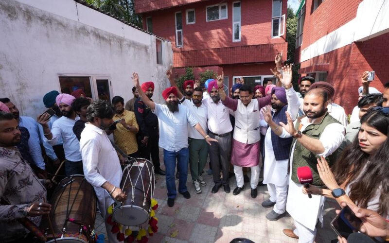 ਕੇਜਰੀਵਾਲ-ਸਿਸੋਦੀਆ ਬਰੀ: ਚੰਡੀਗੜ੍ਹ ‘ਚ ਢੋਲ ਦੀ ਥਾਪ ‘ਤੇ ਮਨਾਇਆ ਜਸ਼ਨ