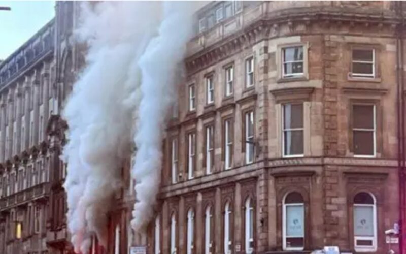 ਗਲਾਸਗੋ ਸੈਂਟਰਲ ਸਟੇਸ਼ਨ ਨੇੜੇ ਅੱਗ ਦਾ ਤਾਂਡਵ: 173 ਸਾਲ ਪੁਰਾਣੀ ਇਤਿਹਾਸਕ ਇਮਾਰਤ ਸੁਆਹ, ਟ੍ਰੇਨਾਂ ਰੱਦ