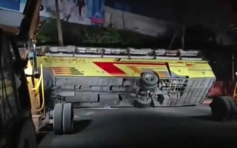 ਰੂਹ ਕੰਬਾਊ ਹਾਦਸਾ: ਤੇਜ਼ ਰਫ਼ਤਾਰ ਡਬਲ ਡੈਕਰ ਬੱਸ ਪਲਟਣ ਕਾਰਨ 5 ਲੋਕਾਂ ਦੀ ਮੌਤ, 12 ਜ਼ਖ਼ਮੀ