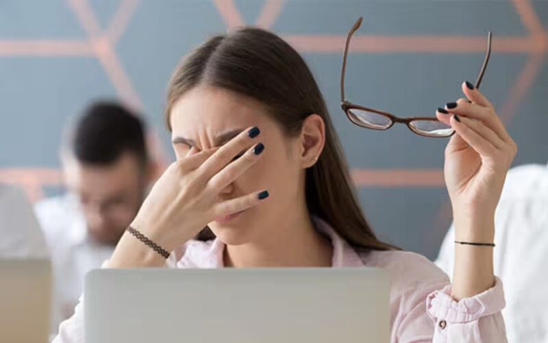 ਅੱਖਾਂ ਦੀ ਥਕਾਵਟ ਨੂੰ ਨਜ਼ਰਅੰਦਾਜ਼ ਨਾ ਕਰੋ; ਲੰਬੇ ਸਮੇਂ ਤੱਕ ਸਕ੍ਰੀਨ ਟਾਈਮ ਹੋ ਸਕਦਾ ਵਜ੍ਹਾ