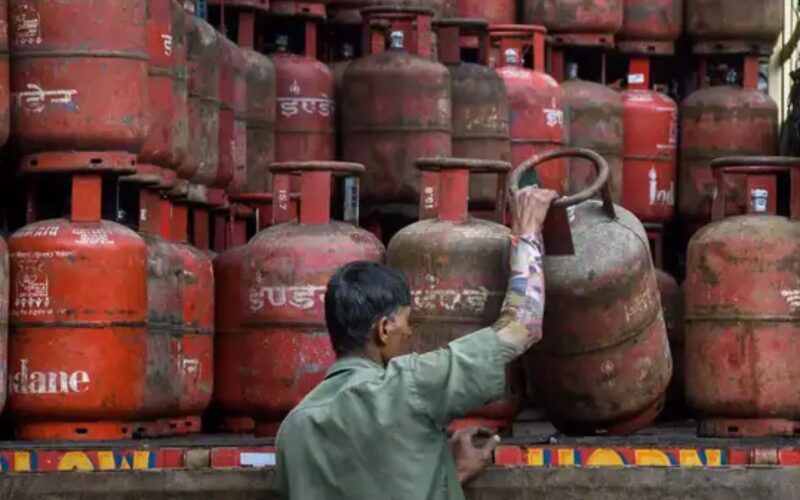 ਐਲਪੀਜੀ ਸਪਲਾਈ ਸਥਿਰ, ਸਰਕਾਰ ਨੇ ਨਾਗਰਿਕਾਂ ਨੂੰ ਨਾ ਘਬਰਾਉਣ ਦੀ ਕੀਤੀ ਅਪੀਲ