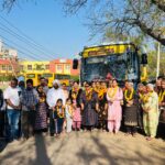 ਵਿਧਾਇਕ ਕੁਲਵੰਤ ਸਿੰਘ ਤੀਰਥ ਬੱਸ ਯਾਤਰਾ ਯੋਜਨਾ ਦੇ ਤਹਿਤ 8ਵੀਂ ਬੱਸ ਨੂੰ ਹਰੀ ਝੰਡੀ ਦੇ ਕੇ ਰਵਾਨਾ ਕੀਤੇ ਜਾਣ ਦੇ ਦੌਰਾਨ ਨਾਲ ਹਨ ਕੌਂਸਲਰ ਰਵਿੰਦਰ ਬਿੰਦਰਾ ਅਤੇ ਹੋਰ