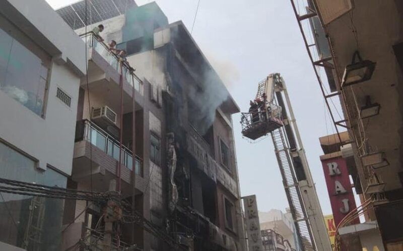 ਦਿੱਲੀ – ਪਾਲਮ ਵਿੱਚ 5 ਮੰਜ਼ਿਲਾ ਇਮਾਰਤ ਵਿੱਚ ਲੱਗੀ ਅੱਗ, 3 ਬੱਚਿਆਂ ਸਮੇਤ 9 ਦੀ ਮੌਤ