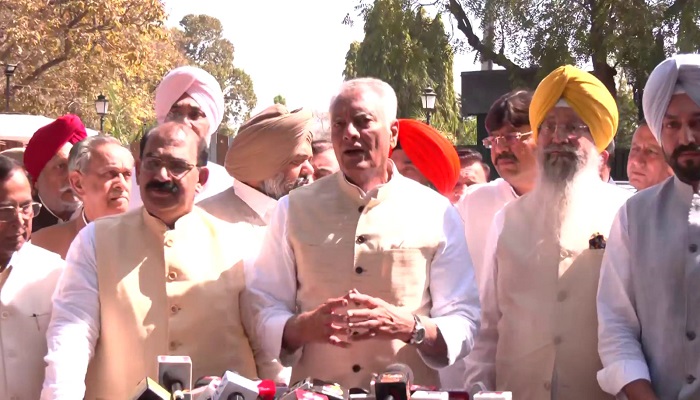 ਰਾਜਪਾਲ ਗੁਲਾਬ ਚੰਦ ਕਟਾਰੀਆ ਨੂੰ ਮਿਲਿਆ BJP ਪੰਜਾਬ ਦਾ ਵਫਦ, DM ਮਾਮਲੇ ‘ਚ CBI ਜਾਂਚ ਦੀ ਕੀਤੀ ਮੰਗ