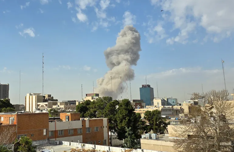 ਈਰਾਨ ‘ਚ ਬੰਬਾਂ ਦੀ ਬਾਰਿਸ਼ ! ਸੁਰੱਖਿਅਤ ਨਿਕਲਣ ਲਈ ਲੋਕ ਦੇ ਰਹੇ ਨੇ ਦੁੱਗਣੀਆਂ ਕੀਮਤਾਂ