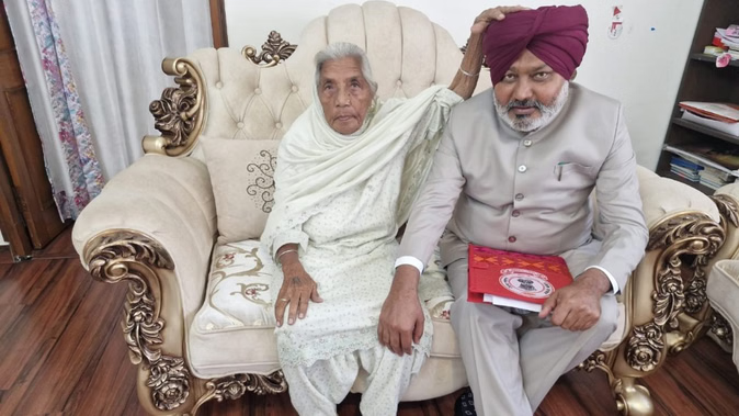 ਪੰਜਾਬ ਬਜਟ 2026: ਮਾਨ ਸਰਕਾਰ ਦਾ ਅੱਜ ਦਾ ਬਜਟ, ਵਿੱਤ ਮੰਤਰੀ ਚੀਮਾ ਨੇ ਮਾਂ ਦਾ ਆਸ਼ੀਰਵਾਦ ਲਿਆ, ਔਰਤਾਂ ਨੂੰ ਵਧਾਈ ਦਿੱਤੀ