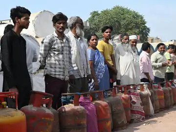 ਭਾਰਤ ਵਿੱਚ ਗੈਸ ਸੰਕਟ: PNG ਵਰਤੋਂਕਾਰਾਂ ਨੇ LPG ਸਿਲੰਡਰ ਸਰੰਡਰ ਕੀਤੇ