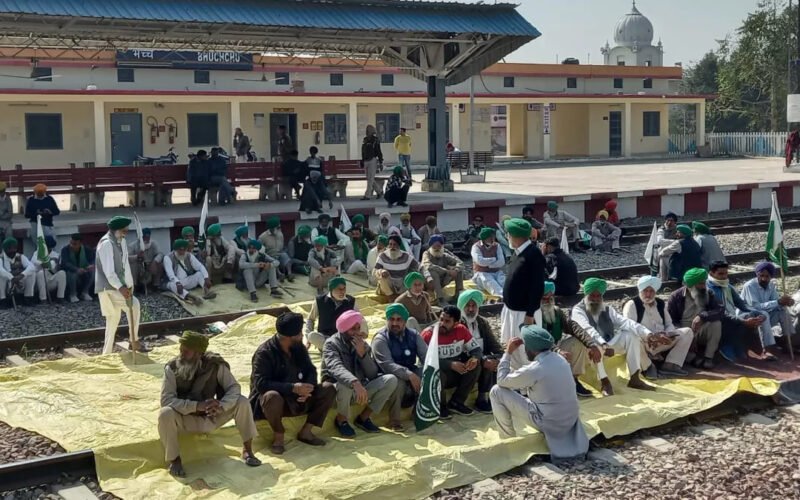 पंजाब किसानों ने रेल रोको आंदोलन को स्थगित किया, गेहूं खरीद मानदंडों पर केंद्र का फैसला लंबित
