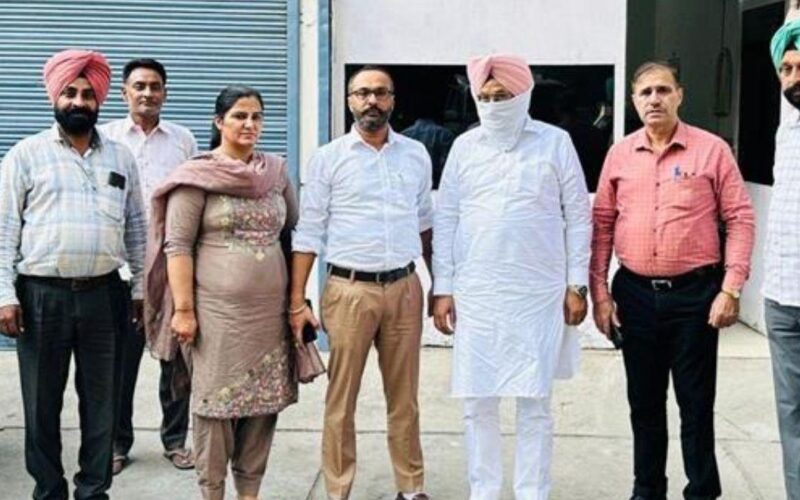 ਸ੍ਰੀ ਮੁਕਤਸਰ ਸਾਹਿਬ ਦਾ ਵਧੀਕ DC ਭ੍ਰਿਸ਼ਟਾਚਾਰ ਮਾਮਲੇ ‘ਚ ਗ੍ਰਿਫ਼ਤਾਰ, ਮੁਆਵਜ਼ੇ ‘ਚ ਘਪਲੇ ਦੇ ਇਲਜ਼ਾਮ
