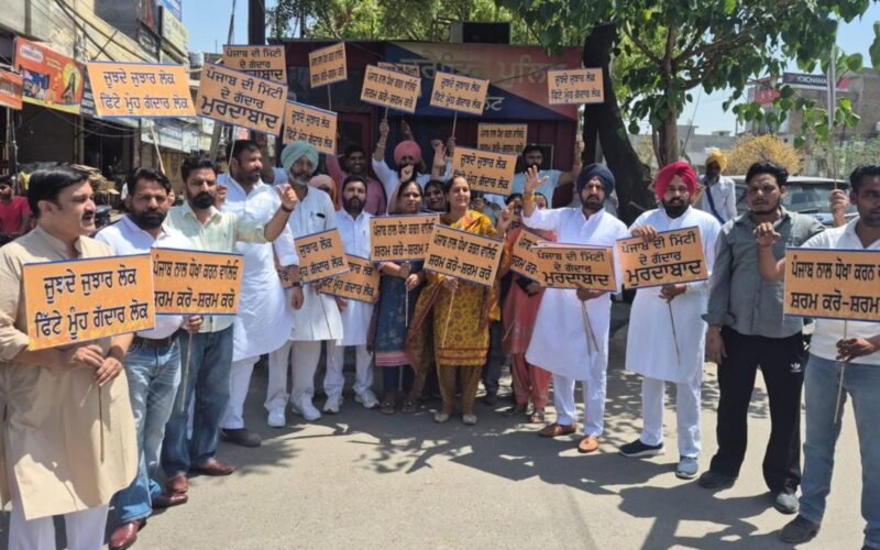 ਪੰਜਾਬ ਭਰ ‘ਚ ਦਲਬਦਲੂਆਂ ਵਿਰੁੱਧ ਉਬਲਿਆ ਗੁੱਸਾ, “ਗੱਦਾਰ” ਦੇ ਨਾਅਰਿਆਂ ਨਾਲ ਗੂੰਜੀਆਂ ਸੜਕਾਂ