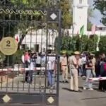 दिल्ली विधानसभा की सुरक्षा में चूक: नकाबपोश ने SUV से तोड़ा बैरियर, स्पीकर ऑफिस के पास छोड़ा गुलदस्ता