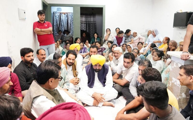 मथुरा नौका हादसे में परिजनों को सांत्वना देने जगराओं पहुंचे मुख्यमंत्री भगवंत मान, पूरा सहयोग देने का दिलाया भरोसा
