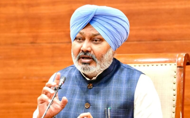 CM ਮਾਨ ਦੀ ਅਗਵਾਈ ‘ਚ ਵਿਸ਼ੇਸ਼ ਸੈਸ਼ਨ ਮਗਰੋਂ ‘ਆਪ’ ਦਾ ਵਿਰੋਧੀ ਧਿਰ ‘ਤੇ ਤਿੱਖਾ ਹਮਲਾ, ਮਜ਼ਦੂਰ ਹੱਕਾਂ ‘ਤੇ ਸਿਆਸਤ ਗਰਮ