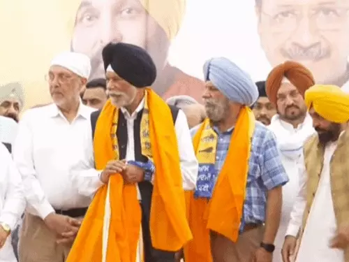 ਸਾਬਕਾ ਅਕਾਲੀ ਆਗੂ ਸੁਰਜੀਤ ਰੱਖੜਾ ‘ਆਪ’ ‘ਚ ਸ਼ਾਮਲ ਹੋਏ ਪਟਿਆਲਾ ‘ਚ ਮੁੱਖ ਮੰਤਰੀ ਭਗਵੰਤ ਮਾਨ ਪਾਰਟੀ ‘ਚ ਸ਼ਾਮਲ ਹੋਏ ਬੇਅਦਬੀ ‘ਤੇ ਸਖ਼ਤ ਕਾਨੂੰਨ ਤੋਂ ਪ੍ਰਭਾਵਿਤ