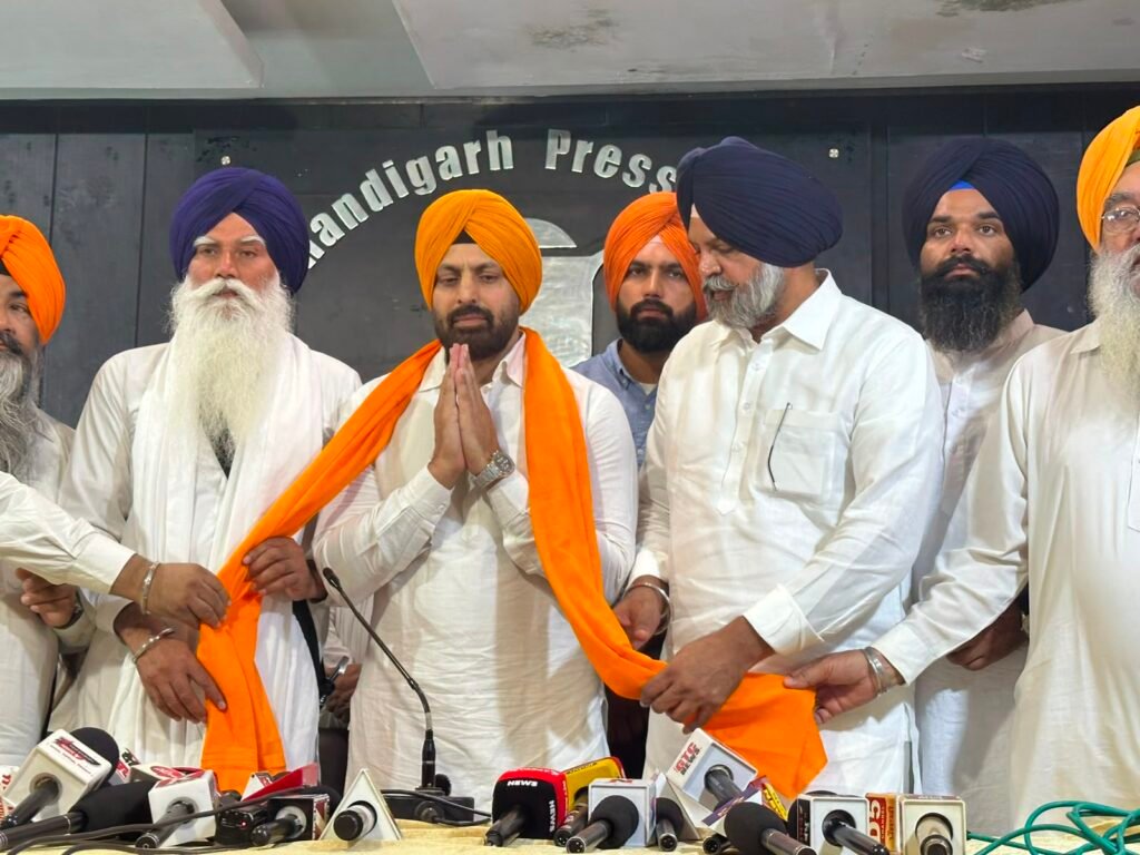 “ਮਿੱਟੀ ਪੰਜਾਬ ਦੀ” ਫੇਮ ਅਦਾਕਾਰ ਰੱਬੀ ਕੰਧੋਲਾ ਅਕਾਲੀ ਦਲ ਵਾਰਿਸ ਪੰਜਾਬ ਦੇ ‘ਚ ਸ਼ਾਮਲ, ਕਿਹਾ ਕਿ ਉਹ ਪੰਜਾਬ ਤੇ ਨੌਜਵਾਨਾਂ ਦੇ ਮੁੱਦਿਆਂ ਲਈ ਕਰੇਗਾ ਕੰਮ