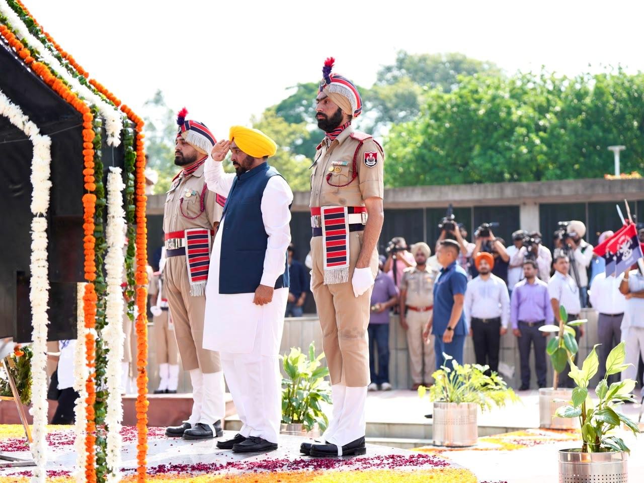 ਕਾਰਗਿਲ ਵਿਜੇ ਦਿਵਸ ‘ਤੇ, CM ਮਾਨ ਨੇ ਸ਼ਹੀਦਾਂ ਨੂੰ ਸ਼ਰਧਾਂਜਲੀ ਕੀਤੀ ਭੇਟ, ਸੈਨਿਕਾਂ ਦੇ ਪਰਿਵਾਰਾਂ ਪ੍ਰਤੀ ਸਰਕਾਰ ਦੀ ਵਚਨਬੱਧਤਾ ਨੂੰ ਦੁਹਰਾਇਆ