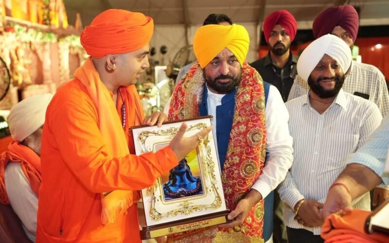 ਮੁਹਾਲੀ ‘ਚ ‘ਇੱਕ ਸ਼ਾਮ ਭਗਵਾਨ ਸ਼ਿਵ ਦੇ ਨਾਮ’ ਸਮਾਗਮ ਦੌਰਾਨ CM ਮਾਨ ਦਾ ਵੱਡਾ ਐਲਾਨ, 1 ਅਗਸਤ ਤੋਂ ਖਾਟੂ ਸ਼ਿਆਮ, ਸਾਲਾਸਰ, ਵ੍ਰਿੰਦਾਵਨ ਤੇ ਰਿਸ਼ੀਕੇਸ਼ ਲਈ ਮੁਫ਼ਤ ਤੀਰਥ ਯਾਤਰਾ