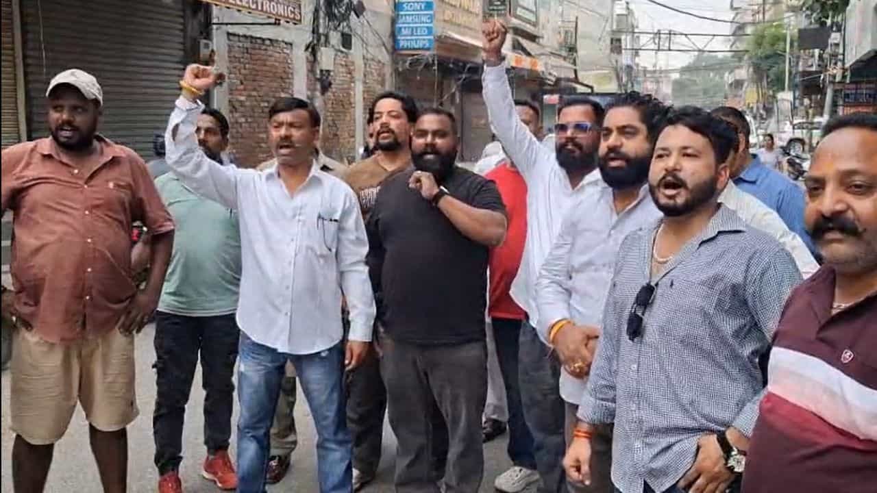 ਬਰਨਾਲਾ ਲਾਠੀਚਾਰਜ ਮਾਮਲਾ: ਜਲੰਧਰ ‘ਚ ਪੰਜਾਬ ਬੰਦ ਦਾ ਅਸਰ, ਕਈ ਸਕੂਲ ਲੈ ਰਹੇ ਔਨਲਾਈਨ ਕਲਾਸਾਂ
