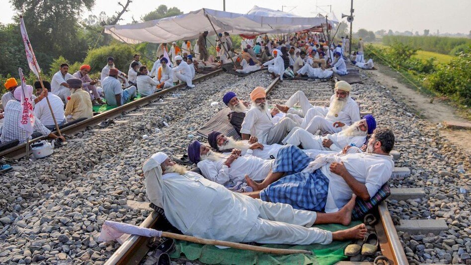 ਕੌਮੀ ਇਨਸਾਫ਼ ਮੋਰਚੇ ਨੇ ਰੇਲਵੇ ਟ੍ਰੈਕ ਕੀਤੇ ਜਾਮ ; ਬੰਦੀ ਸਿੰਘਾਂ ਦੀ ਰਿਹਾਈ ਦੀ ਮੰਗ ਨੂੰ ਲੈ ਕੇ ਪ੍ਰਦਰਸ਼ਨ