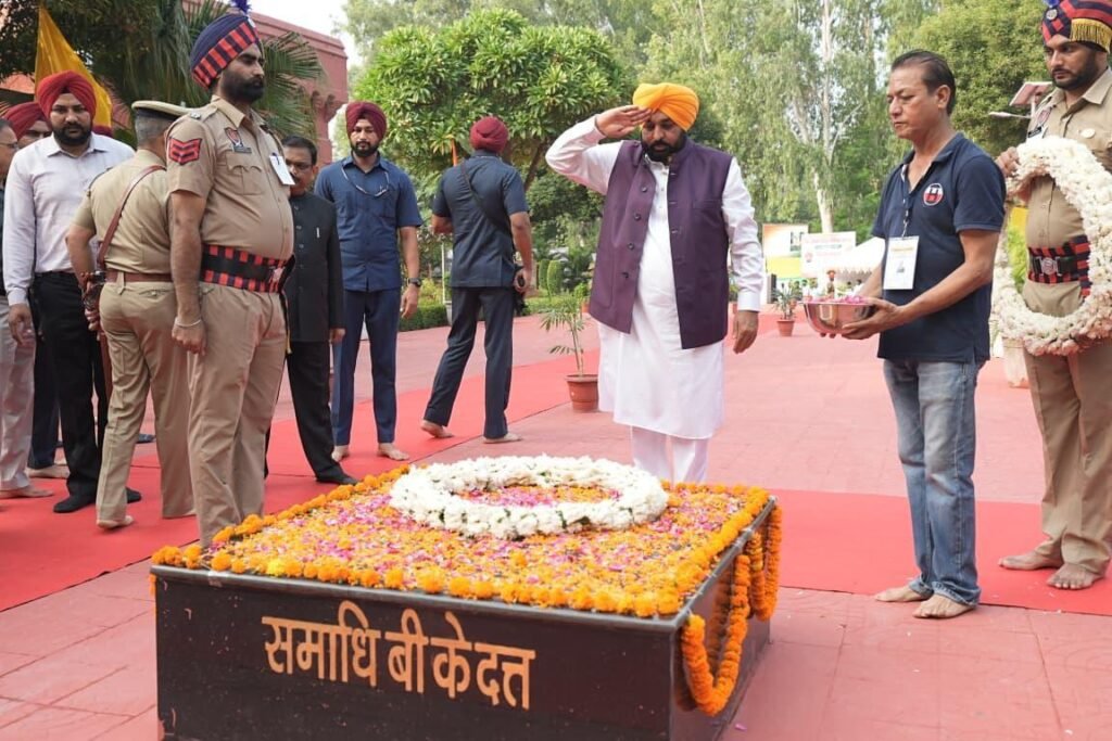 ਹੁਸੈਨੀਵਾਲਾ ਪਹੁੰਚੇ CM ਭਗਵੰਤ ਮਾਨ, ਸ਼ਹੀਦਾਂ ਨੂੰ ਕੀਤਾ ਨਮਨ; 24.99 ਕਰੋੜ ਨਾਲ ਬਣੇਗਾ ਹੈਰੀਟੇਜ ਕੰਪਲੈਕਸ