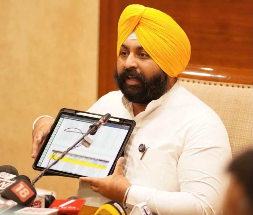 ਪੰਜਾਬ ਦੇ ਸਕੂਲਾਂ ਦੀ ਬਦਲੀ ਤਸਵੀਰ: 4.5 ਸਾਲਾਂ ‘ਚ ₹2,300 ਕਰੋੜ ਦਾ ਨਿਵੇਸ਼, 3.64 ਲੱਖ ਵਿਦਿਆਰਥੀ ਪ੍ਰਾਈਵੇਟ ਤੋਂ ਸਰਕਾਰੀ ਸਕੂਲਾਂ ‘ਚ ਆਏ