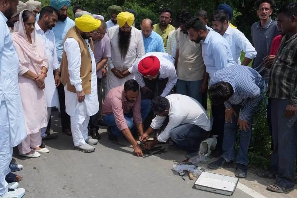 ਬਠਿੰਡਾ ਦੀਆਂ ਸੜਕਾਂ ਦਾ ਨਿਰੀਖਣ ਕਰਨ ਪਹੁੰਚੇ ਮੰਤਰੀ ਹਰਭਜਨ ਸਿੰਘ ਈਟੀਓ, ਕਿਹਾ- ਲੋਕਾਂ ਦੇ ਟੈਕਸ ਦਾ ਇੱਕ-ਇੱਕ ਪੈਸਾ ਪਾਰਦਰਸ਼ਤਾ ਨਾਲ ਖਰਚ ਰਹੇ ਹਾਂ