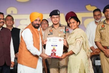 ਪੰਜਾਬ ਪੁਲਿਸ ਨੂੰ ਮਿਲੇ 1,746 ਨਵੇਂ ਜਵਾਨ, ਮੁੱਖ ਮੰਤਰੀ ਭਗਵੰਤ ਮਾਨ ਨੇ ਸੌਂਪੇ ਨਿਯੁਕਤੀ ਪੱਤਰ