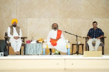 ਆਰਟ ਆਫ਼ ਲਿਵਿੰਗ ਆਸ਼ਰਮ ‘ਚ CM ਮਾਨ ਨੇ ਲਾਇਆ ਧਿਆਨ, ਪੰਜਾਬ ਦੀ ਖੁਸ਼ਹਾਲੀ ਲਈ ਕੀਤੀ ਅਰਦਾਸ