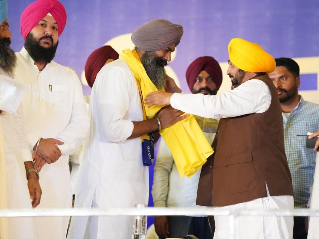 ਜ਼ੀਰਾ ‘ਚ ‘ਆਪ’ ’ਚ ਸ਼ਾਮਲ ਹੋਏ ਗੁਰਪ੍ਰੀਤ ਸੇਖੋਂ, ਮਾਨ ਬੋਲੇ- ਲੋਕਾਂ ਦਾ ਭਰੋਸਾ ਕੰਮ ਦੀ ਸਿਆਸਤ ’ਤੇ