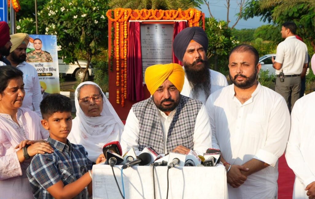 ਸ਼ਹੀਦ ਕਰਨਲ ਮਨਪ੍ਰੀਤ ਸਿੰਘ ਦੇ ਨਾਂ ’ਤੇ ਸੜਕ ਅਤੇ ਪਾਰਕ, CM ਮਾਨ ਨੇ ਦਿੱਤੀ ਸ਼ਰਧਾਂਜਲੀ