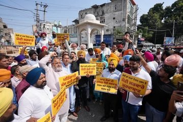 UPI ਚਾਰਜ ਦੇ ਵਿਰੋਧ ’ਚ ‘ਆਪ’ ਦਾ ਜਲੰਧਰ ਤੇ ਸੁਜਾਨਪੁਰ ’ਚ ਪ੍ਰਦਰਸ਼ਨ, PM ਮੋਦੀ ਦਾ ਪੁਤਲਾ ਫੂਕਿਆ